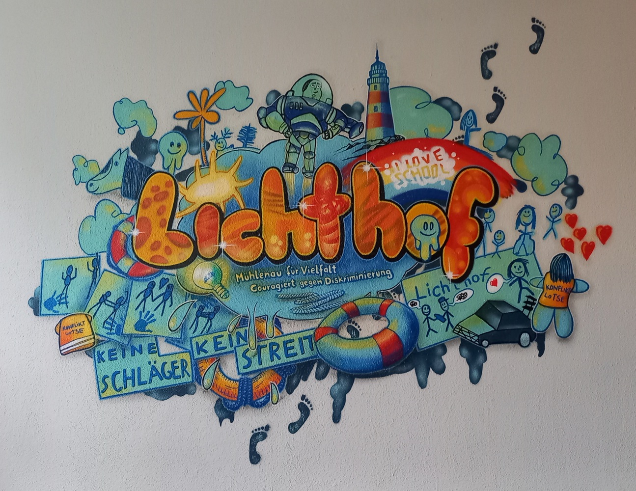 Buntes Graffito mit dem Schriftzug Lichthof mittig
